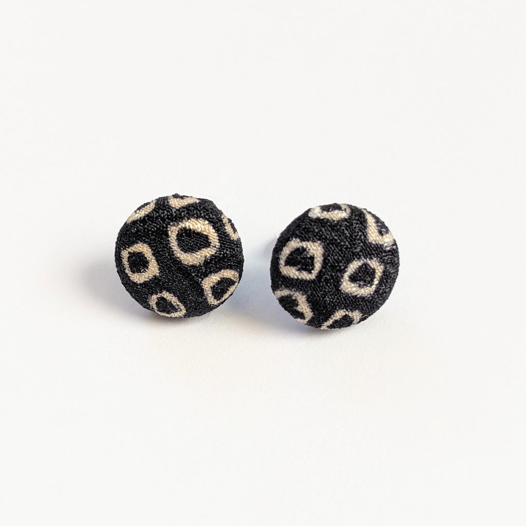 Shibori Button Earring - black and white