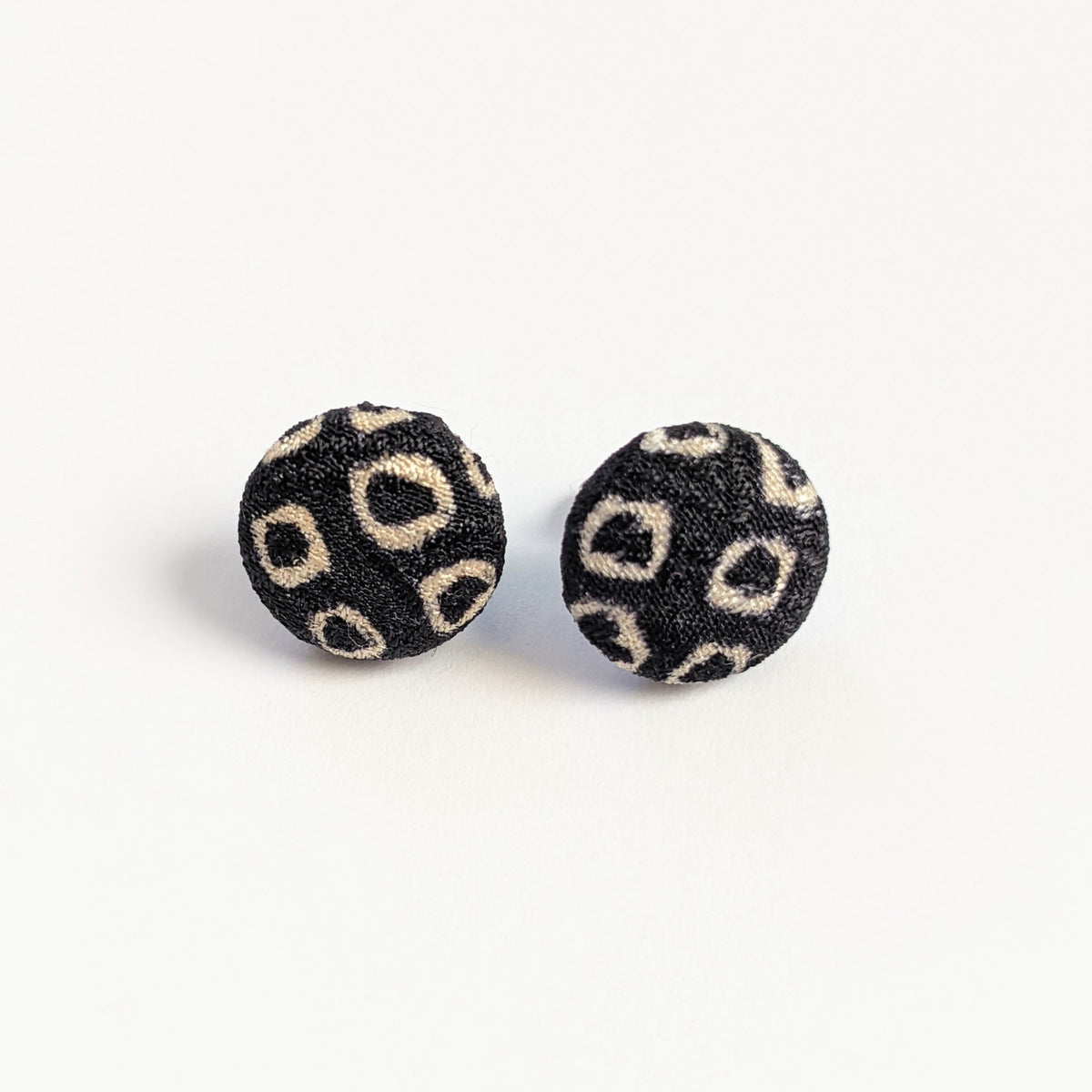Shibori Button Earring - black and white