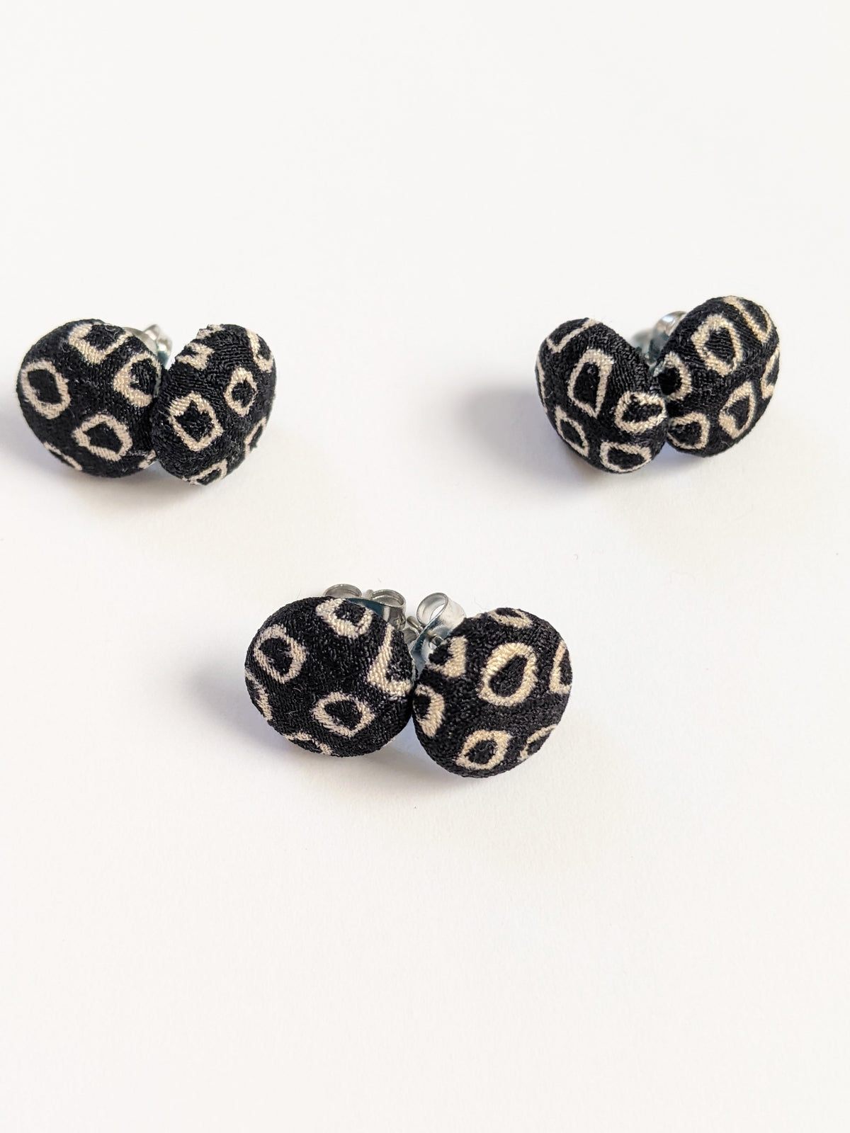 Shibori Button Earring - black and white